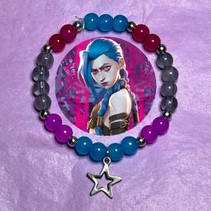 Jinx inspirerat armband, från Arcane, LoL. Handgjord.💙🩷