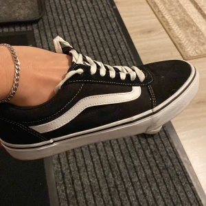 Svarta vans skor - Säljer ett par svarta vans i nyskick! Använda 1-2 ggr