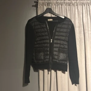 Moncler cardigan  - Säljer denna super snygga och trendiga cardigan ifrån moncler! Säljer då den tyvärr är för liten för mig. Är i storlek 2 men kan även passa 3. Pris kan diskuteras privat!💗