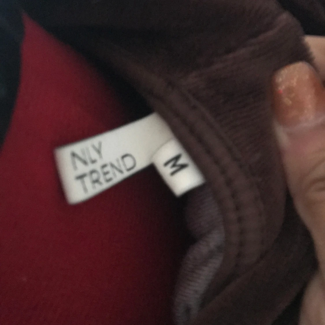 Brun croppad hoodie från Nelly - 90