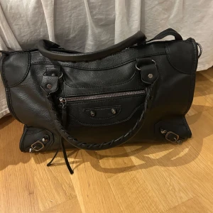 Svart handväska  - Måtten är 29cm hög och 34 lång. Ej använd så i nyskick.