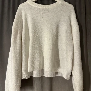 Vit stickad tröja - Superfin stickad tröja ifrån Lager157! Nopprig på framsidan så därav de billiga priset!❣️