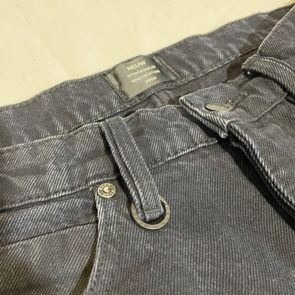 Säljer ett par snygga svarta jeansbyxor från Neuw. De är i mycket bra skick. Perfekta för både vardag och fest! Storleken är W32,L32 och modellen är Studio Relaxed. Farkut & Housut.