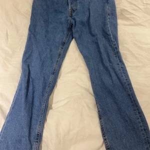 Relaxed/Chris Jeans från Jack & Jones - Säljer ett par klassiska blå jeans från Jack & Jones i mycket bra skick. De har en straight passform och är perfekta för vardagsbruk. Jeansen har en traditionell design med fem fickor och knappgylf. Perfekta för både höst och vår! Modellen på bilden är 166 cm lång.