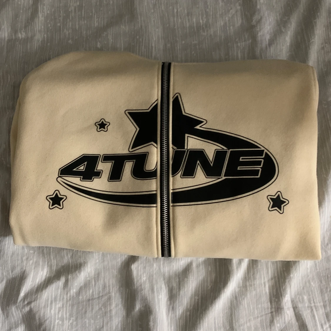 Beige hoodie med tryck från 4Tune