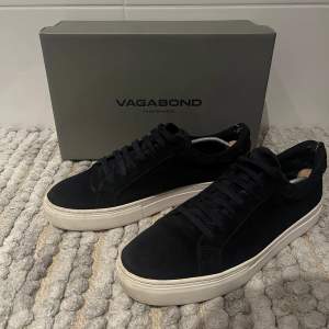 Snygga Vagabond sneakers i fint skick! Använda men fina Strl: 43 (sitter större) Skick: 8/10 (slitningar finns, se bilder)