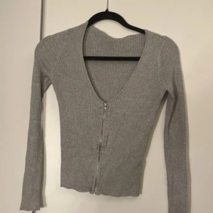 Stickad zip up - Superskön men passar tyvärr inte mig! Aldrig använd 