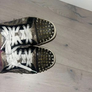 Schyssta Louboutin skor för damer - Säljer ett par loubs köpte dem på nk för 7,5k men ganska slitna därav priset. .de ba skriva vid minsta lilla fundering.