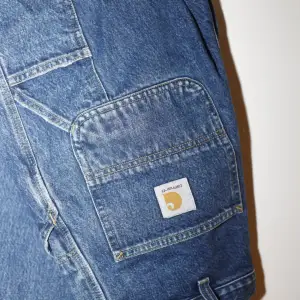 Säljer ett par snygga blå jeansshorts från Carhartt. De har en loose passform. Nypris var 1200kr från Junkyard. 