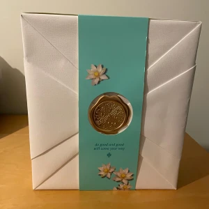 Rituals Ritual of Karma Gåvoset - Säljer ett lyxigt gåvoset från Rituals, Ritual of Karma. Setet innehåller duschskum, kroppsskrubb, interiörparfym och kroppskräm. Förpackningen är elegant med en vit låda och turkos etikett med blommor och ett gyllene sigill. Perfekt för att skämma bort dig själv eller någon du tycker om! 🌸