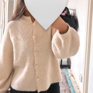 Beige kofta med knappar - Mysig beige kofta i fluffigt material med knappar hela vägen fram. Perfekt för kyliga dagar och ger en stilren look. Passar både till vardags och lite finare tillfällen. 🧥✨
