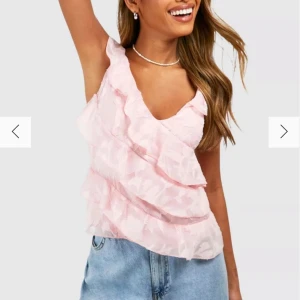 Söt blus  - super gullig blus som jag köpt här på plick! Men den kommer tyvärr inte till användning då jag inte tycker att jag passade så bra i den💞 storlek 36, sitter som xs/s