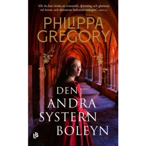 Den andra systern Boleyn (pocket) - Modern klassiker i nyutgåva! Mary Boleyn är bara fjorton år när hon blir kung Henrik VIII:s älskarinna i början på 1500-talet. Hennes familj har sett kungens intresse för dottern och utnyttjar situationen för att skapa sig makt. De tvingar henne i säng med kungen, trots att hon redan är gift med en annan man. Snart är Mary indragen i en farlig och falsk värld. Hovet skimrar av prakt och rikedomar men under ytan utkämpas dödliga intriger. Kungens favoriter får adelstitlar, rikedomar och herresäten och de som faller i onåd döms till döden. När kungens intresse för Mary svalnar tvingas hon stiga åt sidan och se på när systern Anne tar hennes plats. Situationen är outhärdlig och Mary förstår att hon måste ta sitt öde i egna händer. PHILIPPA GREGORY är en brittisk författare och historiker. LB Förlag har tidigare gett ut hennes romaner Tidvatten och Mörka strömmar. Den andra systern Boleyn gavs ut första gången 2001 och har även blivit film med Natalie Portman och Scarlett Johansson i huvudrollerna.    Format Pocket   Omfång 523 sidor   Språk Svenska   Förlag Louise Bäckelin Förlag   Utgivningsdatum 2022-08-12   Medverkande Lillemor Binett   Medverkande Paolo Sangregorio   ISBN 9789177994541  