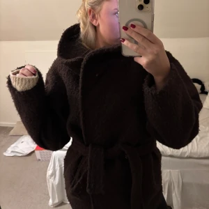 Brun kappa - Kort kappa i nästan helt nytt skick! Har använt några fåtal gånger och har tagit av prislappen! Superfin