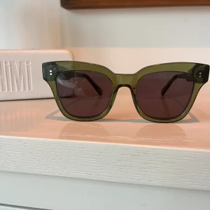 Chimi solglasögon  - Säljer mina snygga chimiglasögon i modellen 005. Mycket bra skick, sparsamt använda. Älskar färgen. Köpt för ca 1300 kr💕😁
