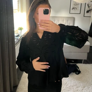 Svart blus - En snygg svart blus med broderier. Inga defekter och enkel att klä upp och ner💞