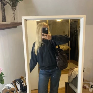 Svart sweatshirts tröja  - Säljer en stilren svart tröja från boohoo. Den har en klassisk design med rund hals och långa ärmar, perfekt för både vardag och lite mer avslappnade tillfällen. Materialet känns mjukt och bekvämt, vilket gör den till ett mångsidigt plagg i garderoben. Lite urtvättad om man är petig