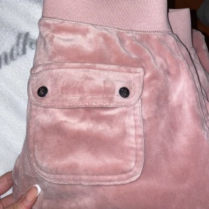 Rosa mjukisbyxor med fickor - Supermysiga rosa mjukisbyxor i sammet. Byxorna har praktiska fickor med knappar både fram och bak. Perfekta för en chill dag hemma eller en avslappnad promenad eller i skolan/jobb. De är i bra skick och jag har använt dem ca 2 gånger hemma. Det är absolut inget fel på dem. Jag säljer dem eftersom att dem är inte min stil tyvärr! 💖Betalning sker visa swish! Storlek xs men funkar även för dem som har S! Dem är äkta och köpta för 1 200kr.