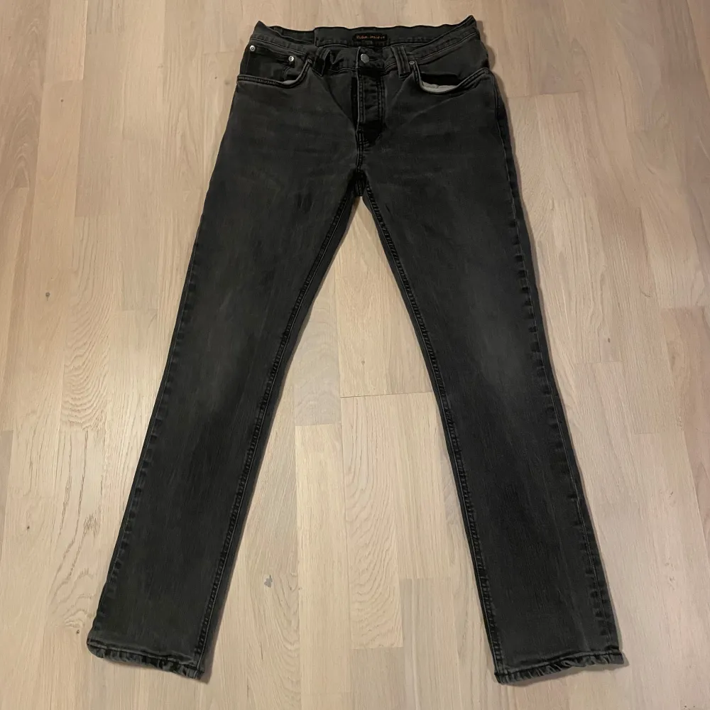 Snygga mörkgrå/svarta Nudie jeans i modellen Grim/Tim - slimfit. De är storlek W34 L32 och är mycket bra skick! Endast använda några gånger och nypris ligger på 1699kr! Hör av er vid frågor!🔥🤝. Jeans & Byxor.