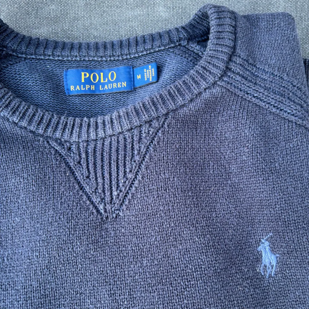 Stickad tröja från Ralph Lauren - Storlek: M - Skick: 7/10 - Nypris: ~2000kr - Vårt pris: 650kr - DM för frågor/prisförslag. Stickat.