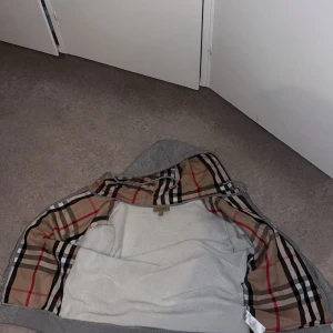 Grå Hoodie Burberry - Säljer en Grå Burrbery Hoodie Har använt den 2 gånger bara så den ser ut att vara i bra skick 