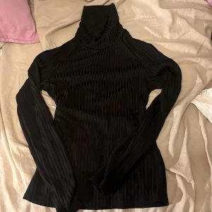 Svart ribbad polotröja från Carin Wester - Säljer en stilren svart polotröja från Carin Wester i storlek S. 