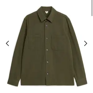 Säljer en stilren olivgrön overshirt i ny skick. Har ej använt alls då den inte passar på armarna. Köptes för någon månad sen, men glömde att lämna tillbaka. Kvitto finns. Nypris:790kr. Mitt pris: 500kr  storlek är M. 