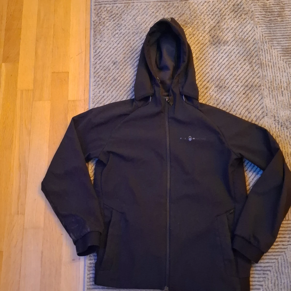 Svart jacka med huva - 92