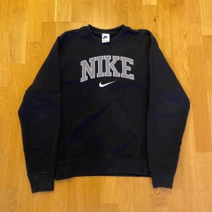 Svart sweatshirt från Nike - Säljer en svart Nike sweatshirt i bra skick. Perfekt för höst och vinter. ❄️🍁 Passar både till vardags och träning.