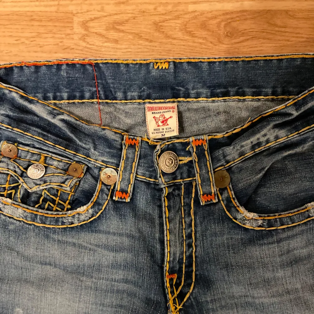 !skicka bud för snabb affär! Skitfeta bootcut true religion Billy super t jeans. Storlek 32 och i jätte bra skick. Gammalt sällsynt par, skriv om ni undrar någonting 📲. Jeans & Byxor.