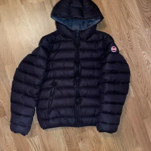 Colmar jacka - En svart colmar jacka i fint skick! Storlek 172cm (S) och är i väldigt fint skick utan några märken, hål, etc😃. Hör av dig om minsta fundering! (Kan gå ner i pris om det skulle behövas)