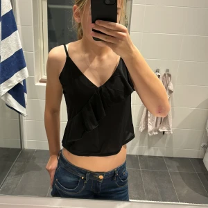 Volang topp - Säljer denna super fina volang toppen från hm💕💕💕såå snygg och i jätte fint skick💕💕pris kan såklart diskuteras💕💕💕