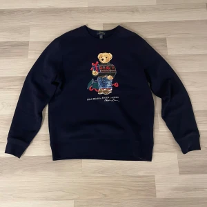 Ralph lauren tröja - Säljer denna feta Ralph Lauren tröjan. Tröjan är i perfekt skick och knappt använd. Den är i storlek 18-20/XL på kidsbrandstore. Tröjan passar som S eller M. Den sitter perfekt på mig som är 180cm lång och väger 77kg. Vid intresse eller frågor är det bara att skriva.