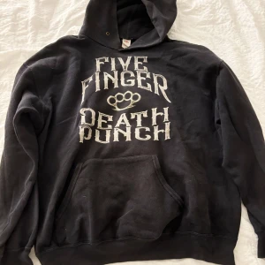 Five Finger Death Punch Hoddie  - Säljer en svart hoodie med stort tryck av Five Finger Death Punch på både fram- och baksidan. Den har en klassisk känguruficka och en bekväm huva. Den är storlek L men skulle ger säga att den är M. Mycket skön hoddie som knappt är använd