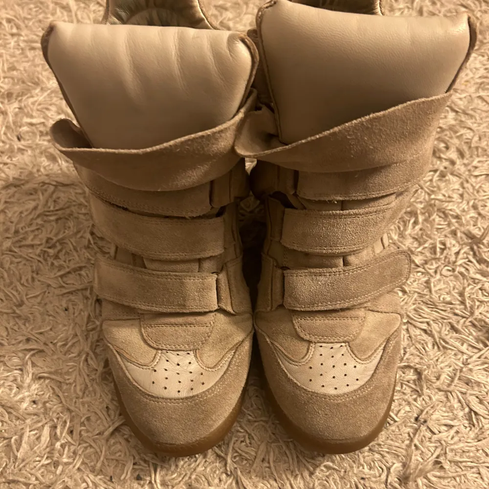 Säljer snygga beige trendiga sneakers från Isabel Marant i beige färg, storlek 39 men passar även de som har 38, köpt på Plick men aldrig använt själv, bra skick, får med kartongen vid köp💕kontakta gärna ifall du har några frågor🥰säljer då de aldrig kommer till användning . Skor.