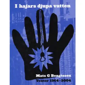 Mats G Bengtsson (1944 2005) är något av en dold gestalt i den svenska avantgardismens historia. Författare till tre konkretistiska böcker med bilddikter, varav två tecknade. Skapare av happenings på Moderna Museet. Medlem i gruppen svisch. Redaktör för kalendern Gorilla. Alltsammans hände under ett tiotal år, från mitten av 60 talet och in i nästa decennium. I Gorilla introducerade han Marshall McLuhan och William Burroughs. Det ledde honom in i cybernetiken, informationsteorin och spelteorin. Därefter psykoanalysen och sedan marxismen. Lägg till Öyvind Fahlström och Åke Hodell. Detta och annat blandades och gavs i långa, djärvt slingrande, språkligt infallsrika essäer publicerade i BLM och Paletten, senare i DN. Lägg också till Ian Fleming och Walt Disney: Mats G Bengtsson gestaltade gärna sina komplexa idéer i seriestil eller som thrillermotiv. När det ur Gorillakretsen utvecklades en orkester, snart känd som Gunder Hägg, till sist som Blå Tåget, tog Mats G Bengtsson hand om pianot. Han skrev också flera av Blå Tågets vassaste låtar. Hans I Guds frånvaro har blivit en av musikrörelsens klassiker. I hajars djupa vatten innehåller merparten av Mats G Bengtssons artiklar, ett tjugotal sånger och ett antal av hans bilder. Plus lite till. För urvalet står Leif Nylén och Torkel Rasmusson som båda följt Mats genom åren, som vänner och som samarbetspartner i olika projekt, inte minst i Blå Tåget. Urval och kommentarer är gjorda av Leif Nylén och Torkel Rasmusson. Formgivning och omslag Anders Ljungman.    Format Häftad   Omfång 213 sidor   Språk Svenska   Förlag Rönnells Antikvariat   Utgivningsdatum 2009-10-17   Medverkande Leif Nylén   Medverkande Anders Ljungman   Medverkande Torkel Rasmusson   ISBN 9789197795531  