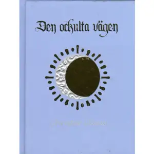 Den medeltida mystikern Mäster Eckhart gick förbi två munkar som diskuterade Guds natur. Han kommenterade ”Varför står ni här och pratar om Gud? Vad ni än säger om Gud så är det osant!”. En mystiker talar inte gärna om Gud utan bara om ljuset. Psykiatern CG Jung skriver: ”Man blir inte förverkligad genom att föreställa sig att vara god för att få bekräftelse av andra, utan man måste gå in i sitt eget inre mörker och lysa upp det inifrån”. Det vi kallar andlighet är i själva verket en utvecklingsväg som har tillämpats i hemlighet hos grupper och Ordnar som kallats Hermetiska (tillslutna), eller Ockulta (fördolda). Det är den svåra inre vägen som möter upp ljuset bakom drömmarnas bildspel, bortom alla föreställningar och i ett allt starkare ljusflöde mot Kosmos Urkälla. Det enda man kan säga om denna Urkälla är att den inte är Gud eftersom den ligger bortom alla föreställningar. Målet i en psykoterapi är att bli en äkta och genuin person som inte projicerar sina egna fantasier på någon annan. En person som ser sig själv och andra som de verkligen är. Men där psykoterapin slutar, så börjar den andliga utvecklingen som innebär ett allt starkare ljusflöde inom sig. Slutmålet här är ett Mästerskap där man inser att man är ett med Gud, men att även Gud har en ännu större Gud. Med detta vill jag säga att den andliga vägen inte går att förstå med den begränsade hjärnans varseblivning och att det på sätt och vis är meningslöst att sätta begrepp på det som inte går att begripa. Man bör alltså ha mystikerns förhållningssätt att acceptera och ta till sig det stora Mysteriet utan krusiduller och förutfattade meningar. Ockultism är ett ord som i dagens samhälle är nedvärderat som om det skulle handla om blodsoffer och svartkonst. Något som har med Voodoo och Zombiesar att göra. Men det är snarare den hemliga lära som Madame Blavatsky beskriver i sin bok. Det är en tradition vars huvudfåra fortfarande utövas bland högt invigda Mästare runt om i världen. Det är något som borde betecknas som konsten att öppna sig för ljuset mer än något mörkt och skrämmande. Det inre ljuset är vårt eget medvetande och svårigheten är att få vårt medvetande att bli medveten om sin medvetenhet. Det är som att lyfta sig själv i håret. Det är ju lätt att känna kroppens fysiska förnimmelser. Vår kropp är det som har utvecklats genom årmiljoner i Evolutionen. Vårt DNA:s utveckling kallar jag Alfa-evolutionen. Men sedan har vi en parallell evolution som är svårare att ha kontakt med. Den löper genom tiden och uttrycker sig genom de liv vi lever i reinkarnationskedjan. Det är vår personlighet, astralkroppen även kallad känslokroppen, som har sin egen utveckling genom tidsåldrarna. Denna utveckling kallar jag Beta-evolutionen. Sist men inte minst har vi medvetandet eller det tidslösa högre självet som utvecklas genom en allt större upplysthet och insiktfullhet. Det är en tredje evolution som jag kallar Gamma-evolutionen. Att bli fullt upplyst är själva målet med denna Gamma-evolution. Ordet Buddha är egentligen en titel på den andlige Mästaren som är fullt upplyst. I min bok ”Den ockulta vägen” har jag beskrivit innehållet i de hemliga Ordnarnas kunskaper. De betecknas ofta med en symbol där sol och måne förenas. Månen är vårt Psyke med dessa förvillelser, föreställningar, karma och vattenliknande flöden av ebb och flod som genomströmmar våra liv. Solen är vårt andliga medvetande som mer och mer ser klart och får våra inre tankebilder att förångas, dunsta bort i kärlekens värme och får oss att se verkligheten som den är. Målet i Yogafilosofin eller den tibetanska Dzogchen-läran beskrivs också på samma sätt som att uppnå ”sinnets klarhet”.    Format Inbunden   Omfång 163 sidor   Språk Svenska   Förlag Serapeion   Utgivningsdatum 2020-01-02   ISBN 9789151931821  