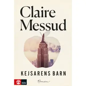 ”Messuds rappa och bildrika prosa lyckas både med konststycket att föra den myllrande berättelsen framåt och att komma sina många romangestalter inpå livet.”Sydsvenskan ”det är ren njutning att ta del av Messuds smarta iakttagelser, hennes avslöjande dialog”MMMM / M-magasin ”Det är en bred och kvick sedeskildring, stilistiskt briljant och strålande översatt av Marianne Öjerskog”Dagens Nyheter Manhattan, strax efter millennieskiftet. Planen har ännu inte kraschat in i Twin Towers och New York-societeten dis­kuterar världsproblemen över ännu en cocktail. Vännerna Danielle, Marina och Julius är trettio år, på väg uppåt och framåt. Danielle är på jakt efter den idé som ska göra henne till ett namn, Julius är fattig men firad kritiker, känd för sina brutala sågningar. Marina är dotter till en berömd intellektuell och vill kliva ur sin fars skugga och visa vad hon själv går för. Så anländer Marinas hopplösa yngre kusin Bootie till New York. Liksom de andra dras han till stadens glitter och smuts, möjligheterna att bli någon annan. Hans närvaro sätter igång ett skeende som ska kulminera den dag USA förändras för all framtid, i just den här staden. Kejsarens barn är storartad underhållning och samtidigt en genomgripande analys av kön, klass och nation i sin skildring av det amerikanska imperiets sista timmar.  Med sina senaste två romaner på svenska, Den brinnande flickan och Kvinnan på övervåningen, har Claire Messud gjort sig känd som en lyhörd skildrare av flickors och kvin­nors inre liv. Kejsarens barn utkom 2006, fem år efter 9/11.    [En] förföriskt njutbar roman … [en] glittrande, virvlande berättelse OBSERVER … en roman om nationens tillstånd i ett historiskt kris­ögonblick … INDEPENDENT     Format Danskt band   Omfång 550 sidor   Språk Svenska   Förlag Natur & Kultur Allmänlitteratur   Utgivningsdatum 2019-04-27   Medverkande Marianne Öjerskog   ISBN 9789127153196  