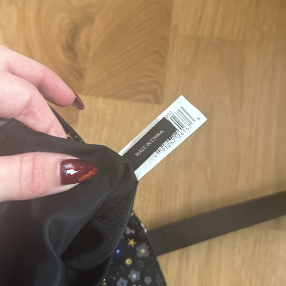 Säljer en superfin Tote Bag från Marc Jacobs med ett blommigt mönster i gult och vitt på svart bakgrund. Väskan har svarta handtag och en praktisk dragkedja upptill. Perfekt för både vardag och shoppingrundor! 🌼👜. Laukut & Käsilaukut.