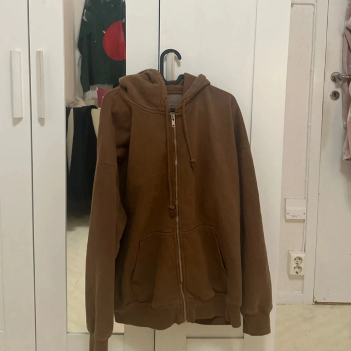 Brun hoodie från Brandy Melville