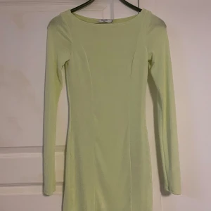 Ljusgrön klänning från NA-KD - Säljer en stilren ljusgrön klänning från NA-KD i storlek 34. Klänningen har en tight passform och långa ärmar, perfekt för vår och sommar. Den är tillverkad i ett mjukt och bekvämt material som sitter snyggt på kroppen. Perfekt för både vardag och festliga tillfällen!