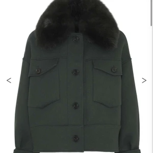 Meotine jacka  - Säljer en snygg mörkgrön jacka med en lyxig pälskrage. Från Meotine nypris 3800kr mitt pris 2300kr. Den är i väldigt bra skicka och storlek XS/S🩷
