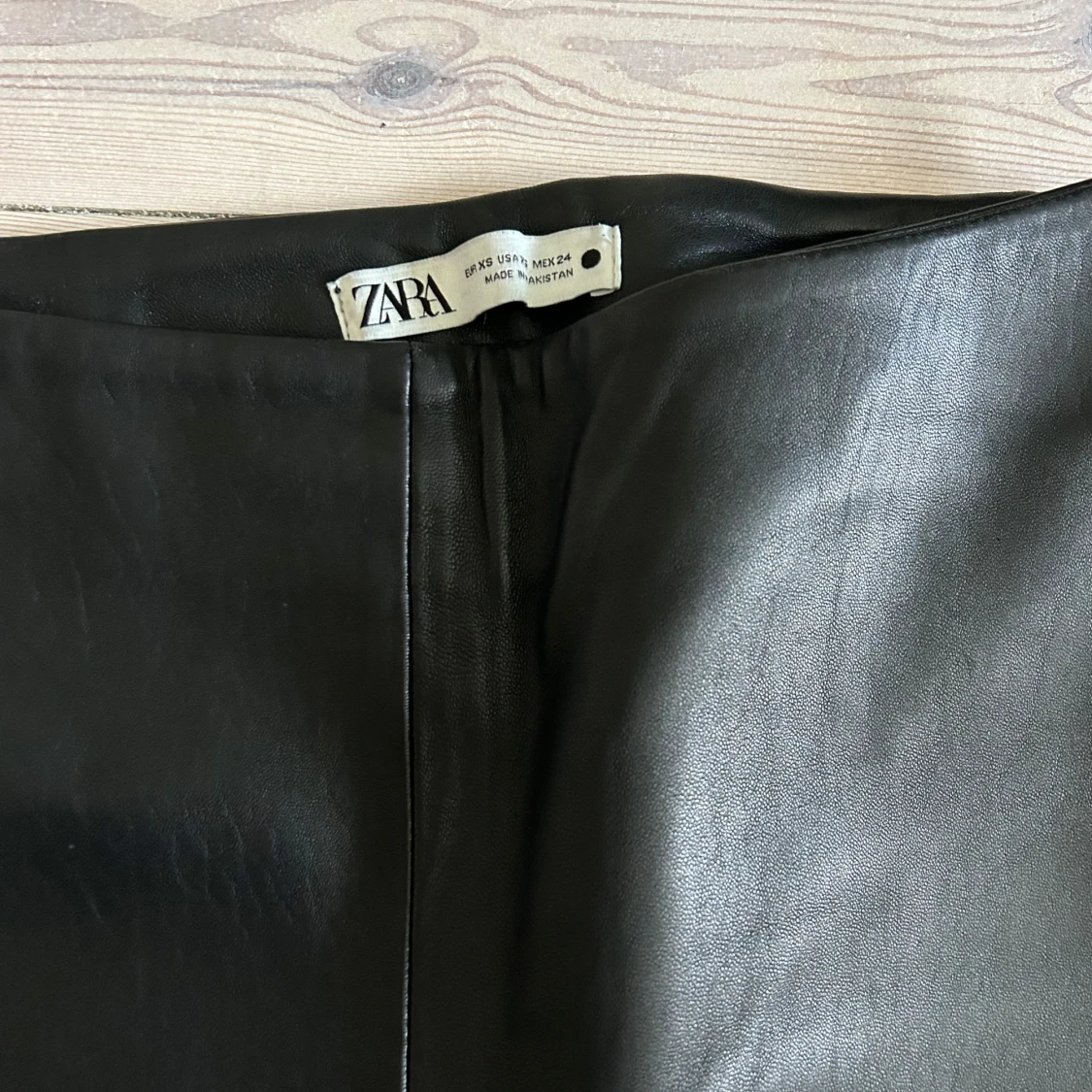 Svarta skinnbyxor från Zara - 90