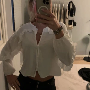 Vit blus Zara - Super söt blus från Zara men bara använts en gång, barn storlek men skulle säga det motsvara Xs, som ny och inga defekter 💕
