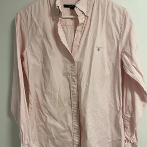 Ljusrosa skjorta från Gant - Säljer en stilren ljusrosa skjorta från Gant i bra skick. 