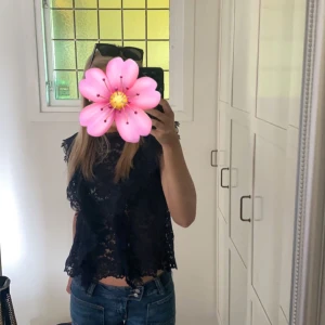 Lågmidjade jeans med detaljer  - Säljer dessa superfina lågmidjade jeans med detaljer, de är i nyskick (använda en gång) och sitter verkligen jätte bra ♥️säljer pågrund av att jag rensar 