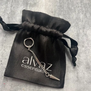 Nit örhänge i stearling silver från Alvaz essentials    - Jätte fint örhänge med nit i stearling silver 😍 utgången modell. Endast testat!