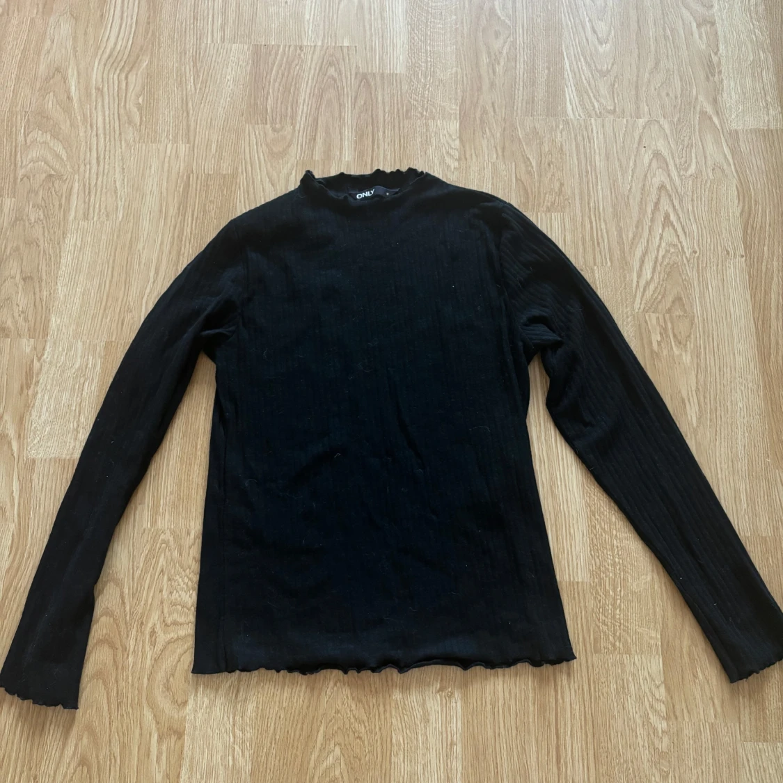 Svart ribbad tröja från ONLY