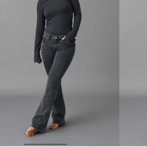 Grå bootcut jeans - Säljer ett par snygga grå bootcut jeans i väldigt bra skick, använt endast 3 gånger. De är midwaist och är perfekta för både vardag och fest, och de ger en riktigt schysst siluett. Passar perfekt till en stickad tröja eller en enkel t-shirt. Skicka ett meddelande vid intresse!