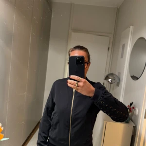 Svart tunn jacka med detaljer  - I nyskick med gulddetaljer 